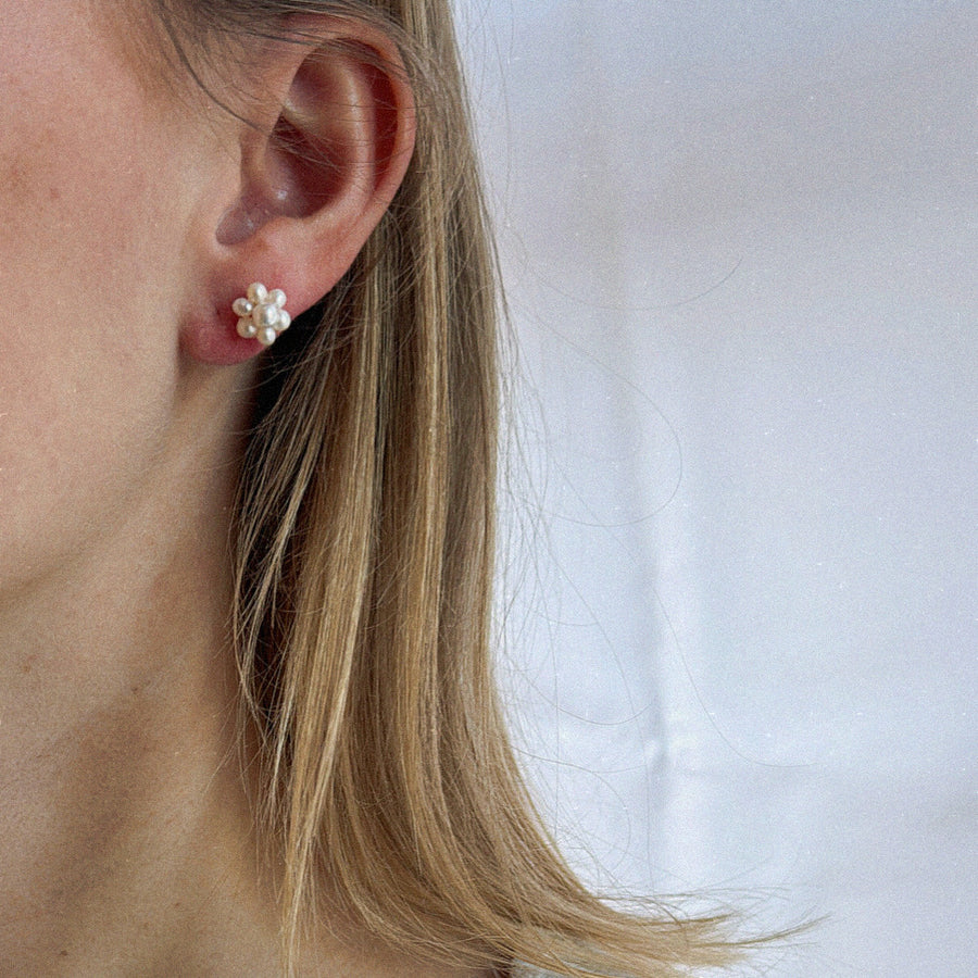 VIOLA WHITE PEARL EARRING